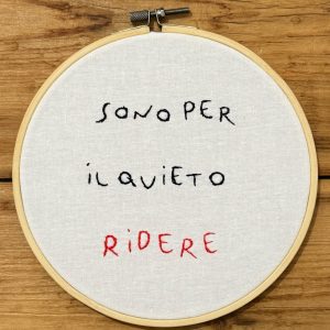 TELAIO “SONO QUI PER IL QUIETO RIDERE” ricamato a mano