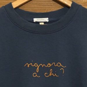 FELPA WOMAN L – “SIGNORA A CHI?” (Colore blu cobalto ricamo arancione)